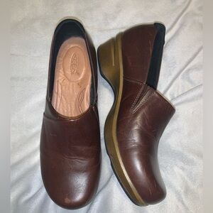 KEEN Mora Dark Brown Leather Slip-On clogs professional comfort size 9.5